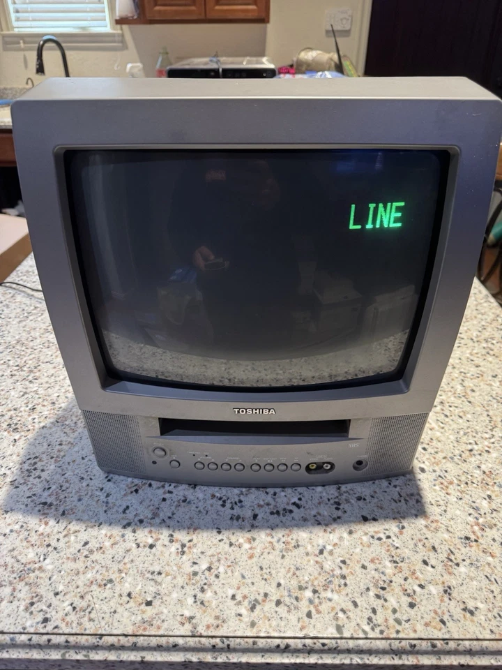 TOSHIBA MV13N3 13" TV/VCR COMBO TESTED! Tv Works VCR Does Not. With Remote - Image 3 of 4