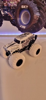 Monster Jam Monster Truck Grave Digger White Edition 1:64 Spin Master