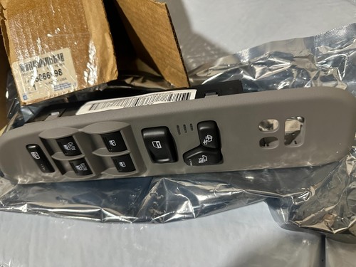 ONE GENUINE GM DOOR LOCK AND WINDOW SWITCH 25866998 - Picture 2 of 9