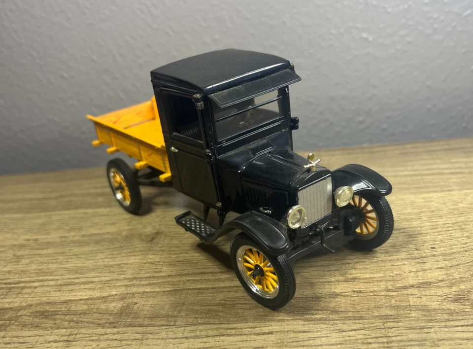 Signature Models - 1923 Ford Model TT Pick Up Truck - Black - 1:32 Diecast - Image 2 of 4