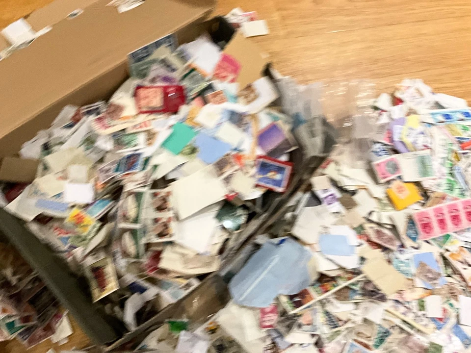 lote de trabajo sello mundial apagado y en papel 3 kg sin recoger ya que vino en alguna mancomunidad Foto 3 de 4