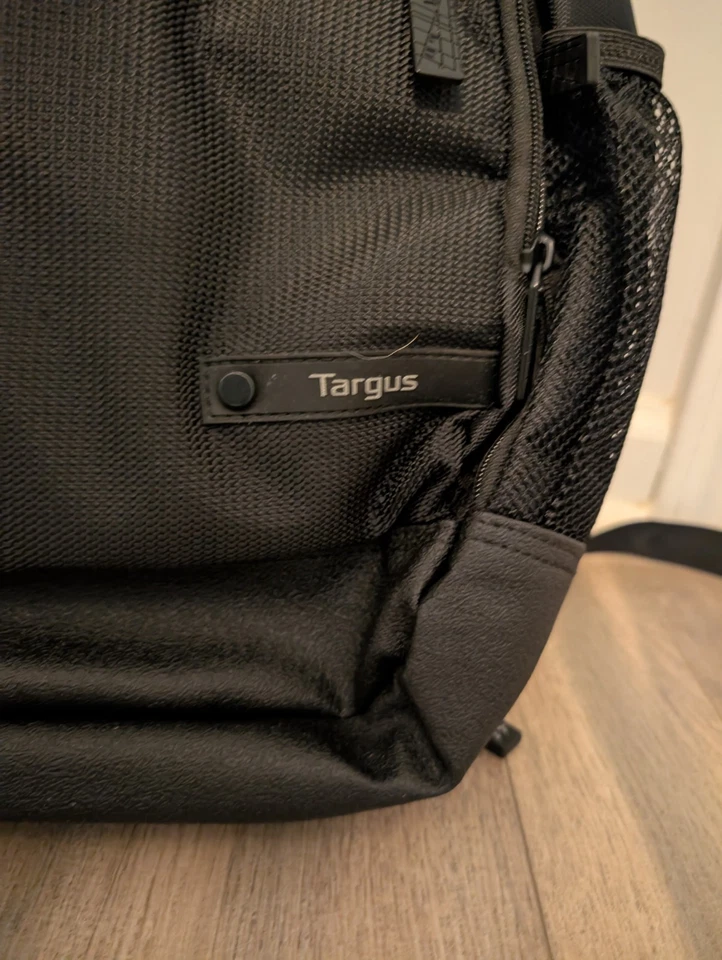 Mochila Targus Revolution Checkpoint-Friendly para computadora portátil de 14 pulgadas, negra Foto 3 de 4