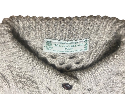 Cárdigan de colección grueso para damas House of Ireland tejido con cable crema 100 % lana grande - Imagen 3 de 9
