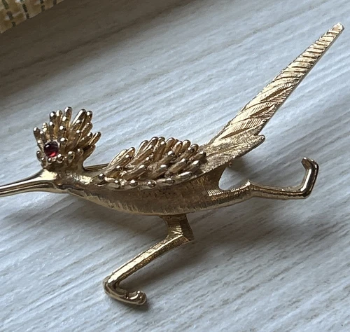 Vtg Marcel Boucher Road Runner 1960ish Brooch #  8389P Gold-tone Ruby color eye