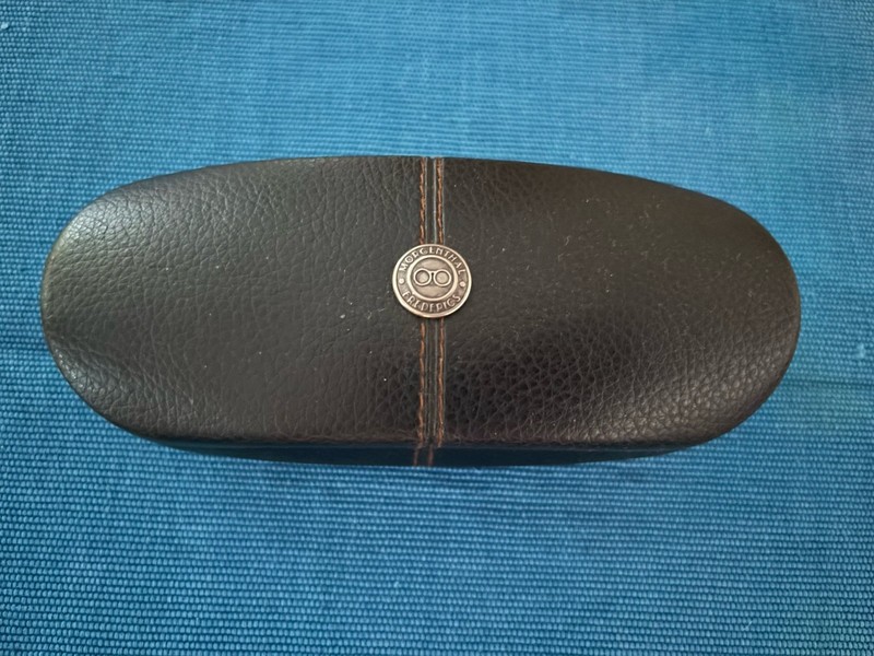 Morgenthal Frederics clamshell glassss case with cloth