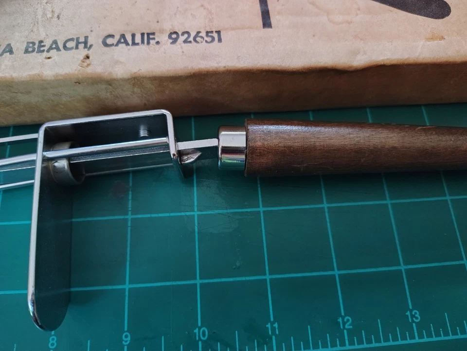 vintage Montell Designs rug hooking needle in original box - Image 3 of 3