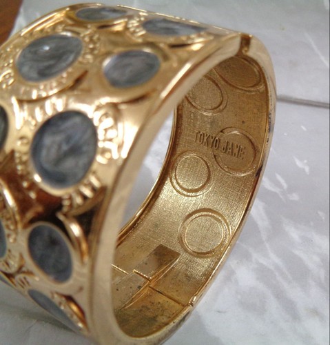 Tokyo Jane Bracelet Gold + Enamel Circle Pattern Hinged Opening Great Condition - Picture 7 of 18
