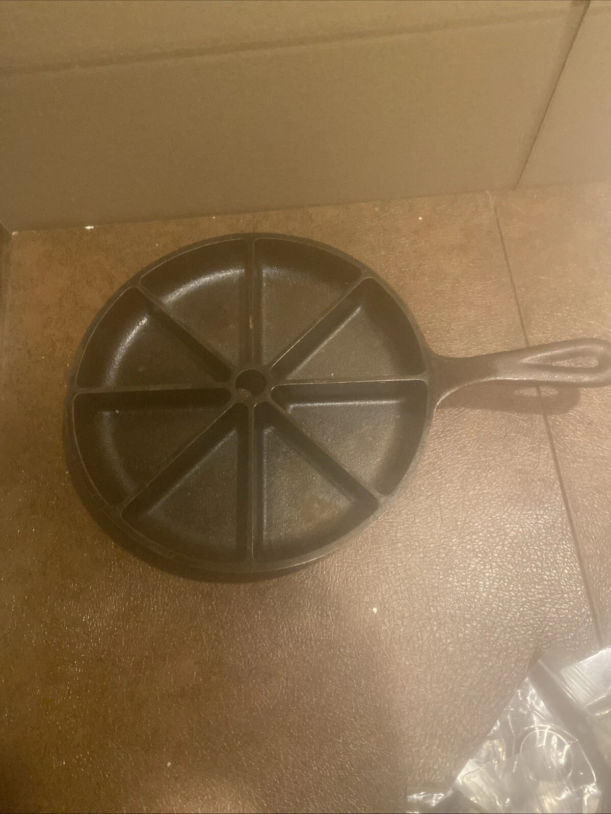 Lodge Cast Iron D2 8CB CornBread Skillet USA