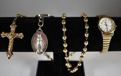 VINTAGE WORKING CONDITION QUARTZ TIMEX WATCH ROSARY & MARY PRAY FOR US KEYCHAIN