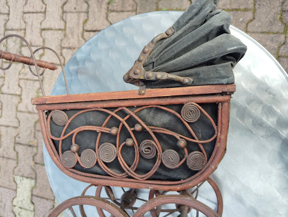 ANCIEN LANDAU DE POUPEE ANTIQUE  -  bois - cuir - fer - - Photo 4/4