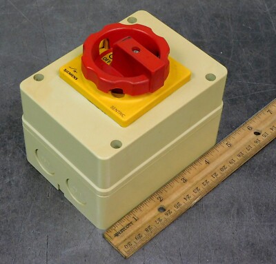 Siemens 3LD21-61-OTB53 Emergency Stop Switch 690V 25A 50/60 Hz 15Hp