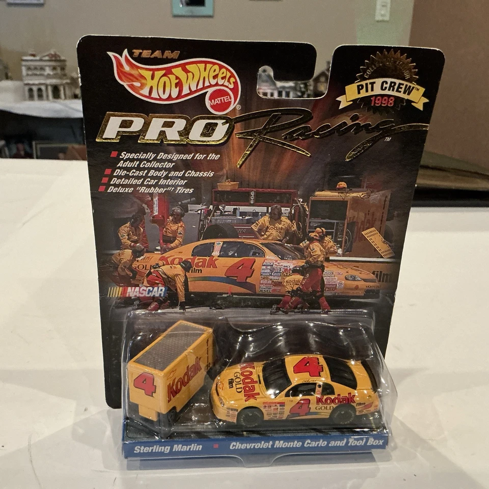 NASCAR 1998 Hot Wheels Pit Crew #4 Bobby Hamilton 1/64 Chevy Monte Carlo y caja de herramientas Foto 3 de 3