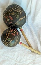 2 MARACAS HANDMADE CARVED PAINTED VINTAGE MUSICAL INSTRUMENTS SHAKERS PERCUSSION