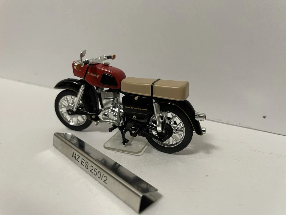 Atlas Verlag 1971 MZ ES 250/2 Motorrad DDR Motorräder 1/24 in Plastikverpackung - Bild 3 von 4