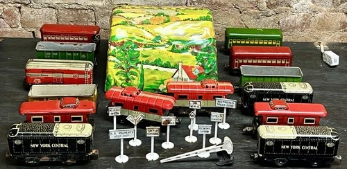 HUGE VINTAGE MARX TIN LITHO RAILROAD TRAIN CAR LOT MOUNTAIN TUNNEL SIGNS CABOOSE