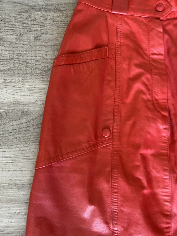 Falda de laurel de cuero rojo talla 36 hecha en Alemania se ajusta como 2-4 ver medidas Foto 3 de 4