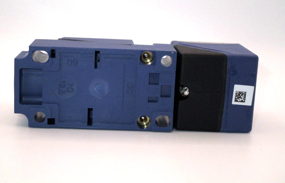 XS7C4A1MPG13 Original TELEMECANIQUE Inductive proximity sensor FAST SHIPPING - Image 3 of 4