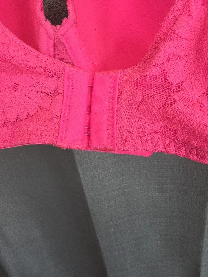 Sujetador con aros acolchado rosa intenso No Boundaries talla 40C Foto 4 de 4