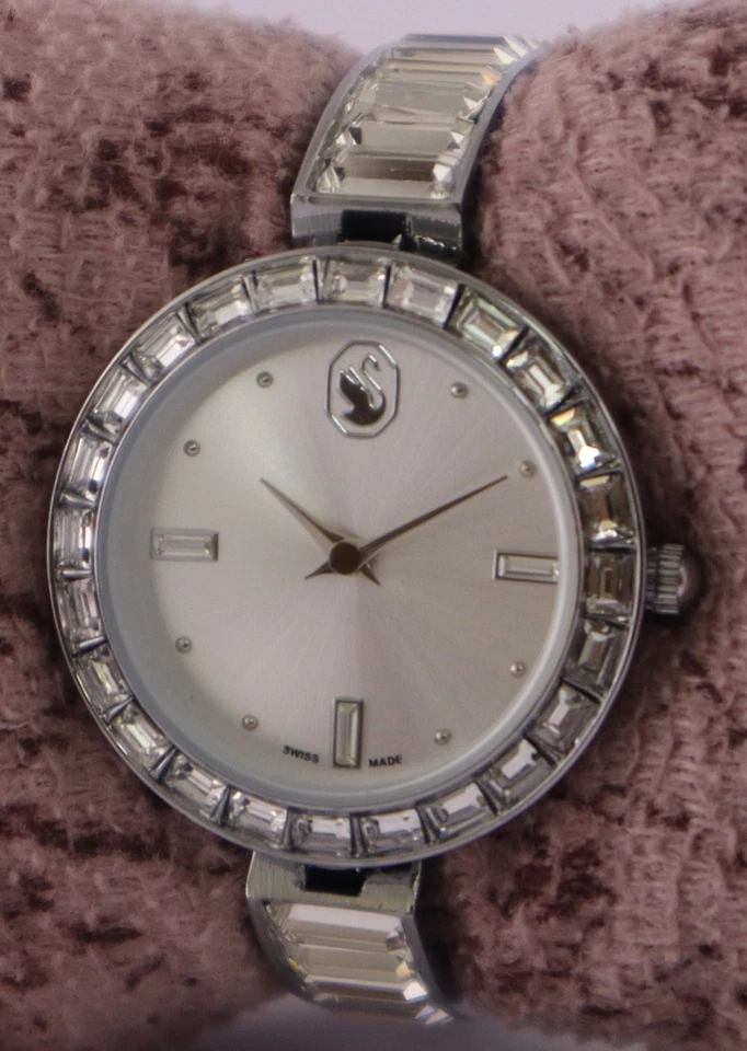 Hermoso reloj pulsera Swarovski esfera plateada cuarzo buen funcionamiento para mujer correa de acero Foto 2 de 4