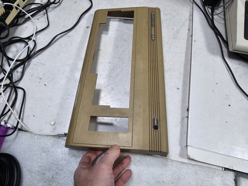 Commodore C64 FAIR-DARK-Exact Top Cover ONLY-BROKEN Screw Post & Lock Clip-PARTS - Afbeelding 23 van 24