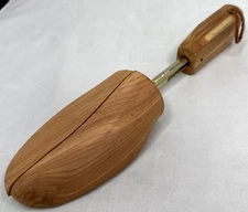 1 Right Cedar Wood Shoe Keeper By Rochester Shoe Tree Co. Size Large (10 - 11.5)