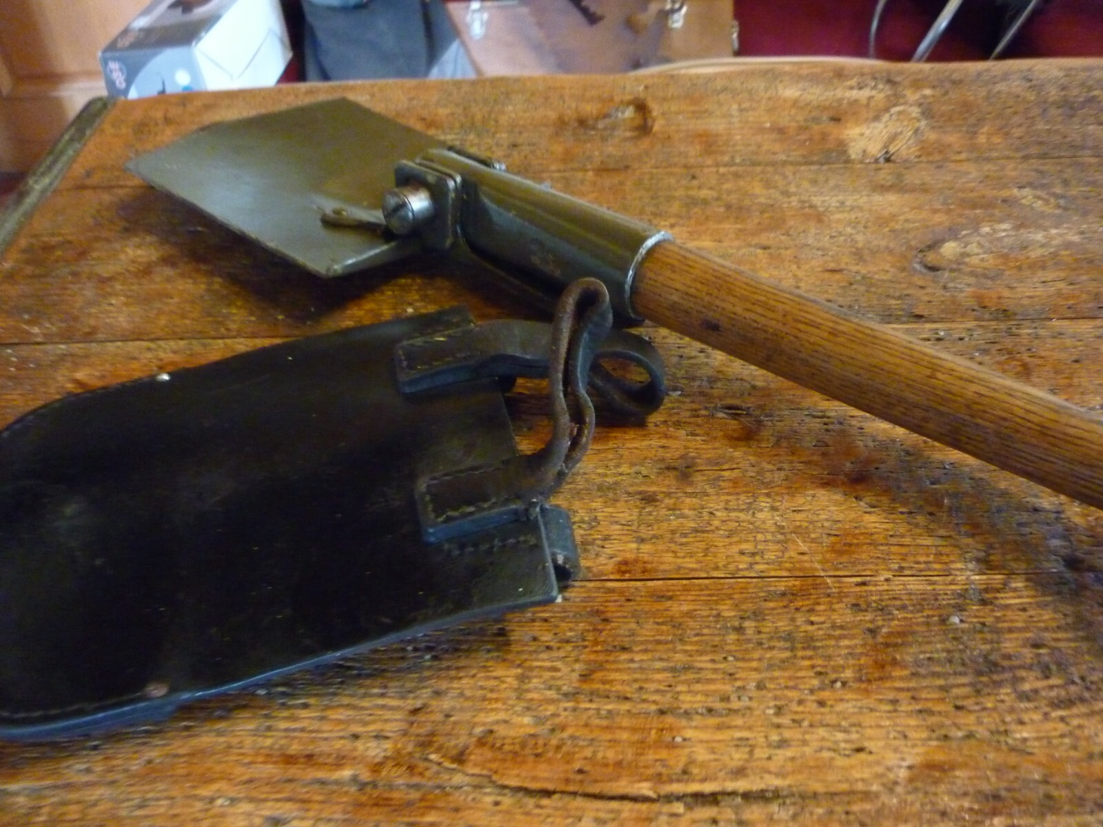 Bild 91 - BUNDESWEHR KLAPPSPATEN ALTE ART MIT HACKE UND SCHWERER LEDERTASCHE SEHR GUT ERHA