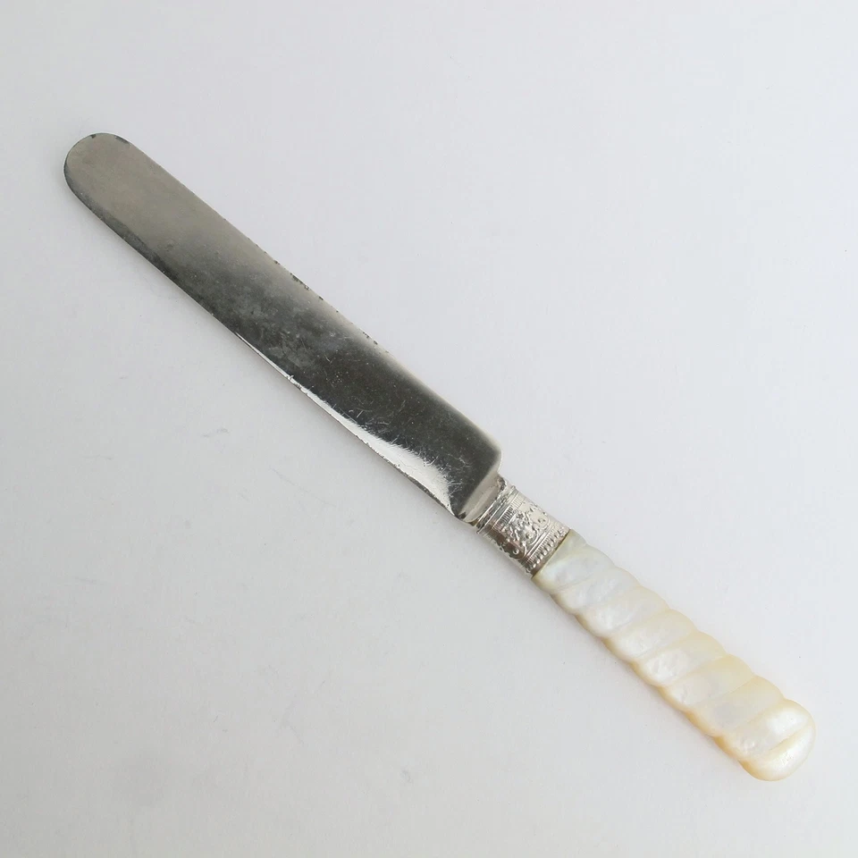 Juego de 6 cuchillos nácar acanalados en espiral Meriden Cutlery Co con bandas plateadas Foto 3 de 4