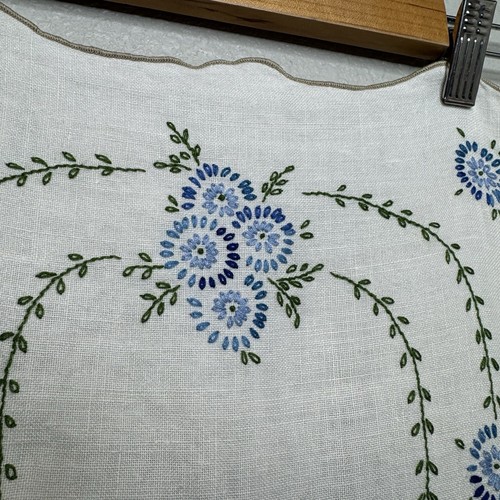 Lote de 3 corredores de mesa vintage bordados a mano, 12"X 36", adornos azules y flores - Imagen 13 de 15