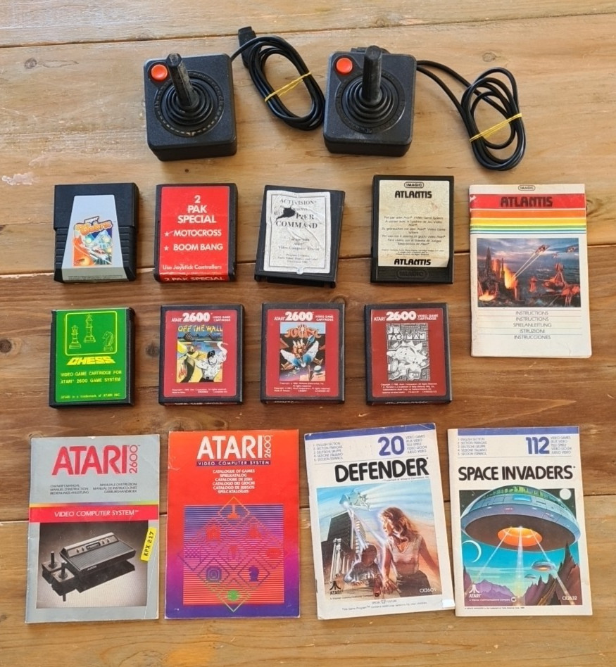 Test OK lot pour Atari 2600 8 jeux + 2 joysticks + notices Pac man JR Joust