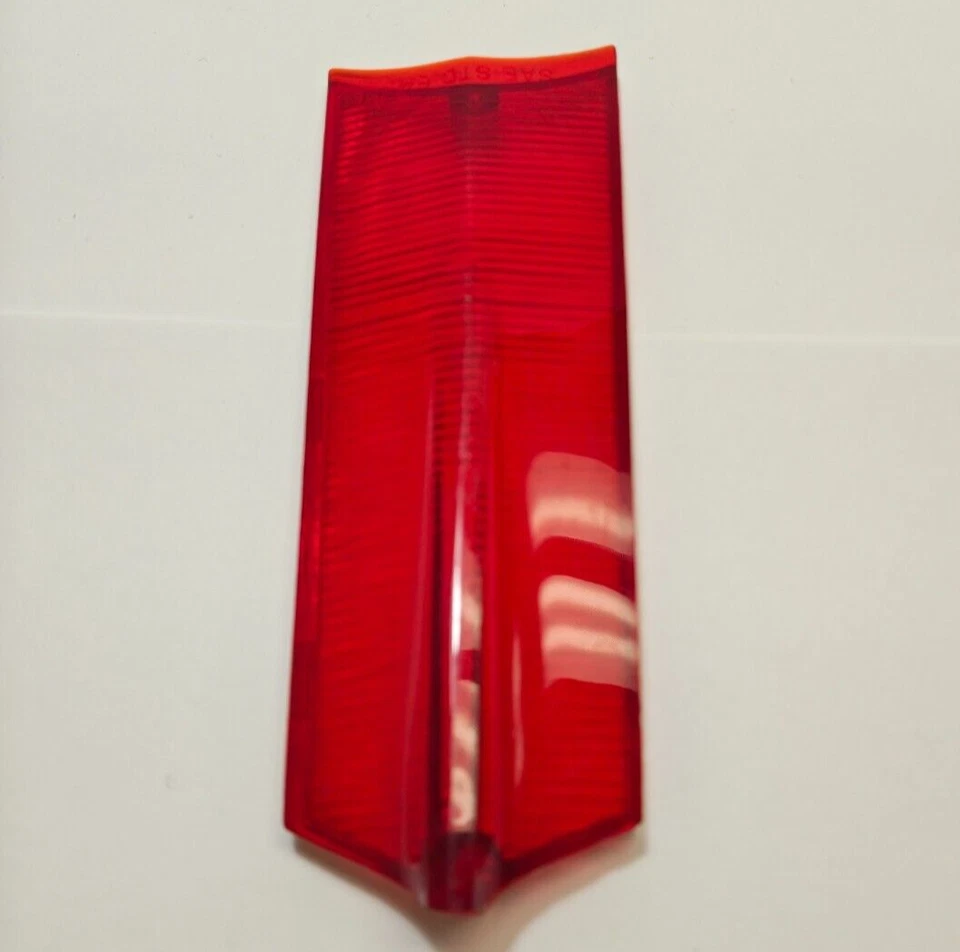 Lente de luz trasera lateral del pasajero derecho Plymouth Barracuda 1964-1965 2525645 nuevo de stock Foto 4 de 4