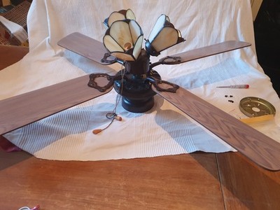 Deckenventilator mit Beleuchtung und Lampenschirmen im Tiffany Stil