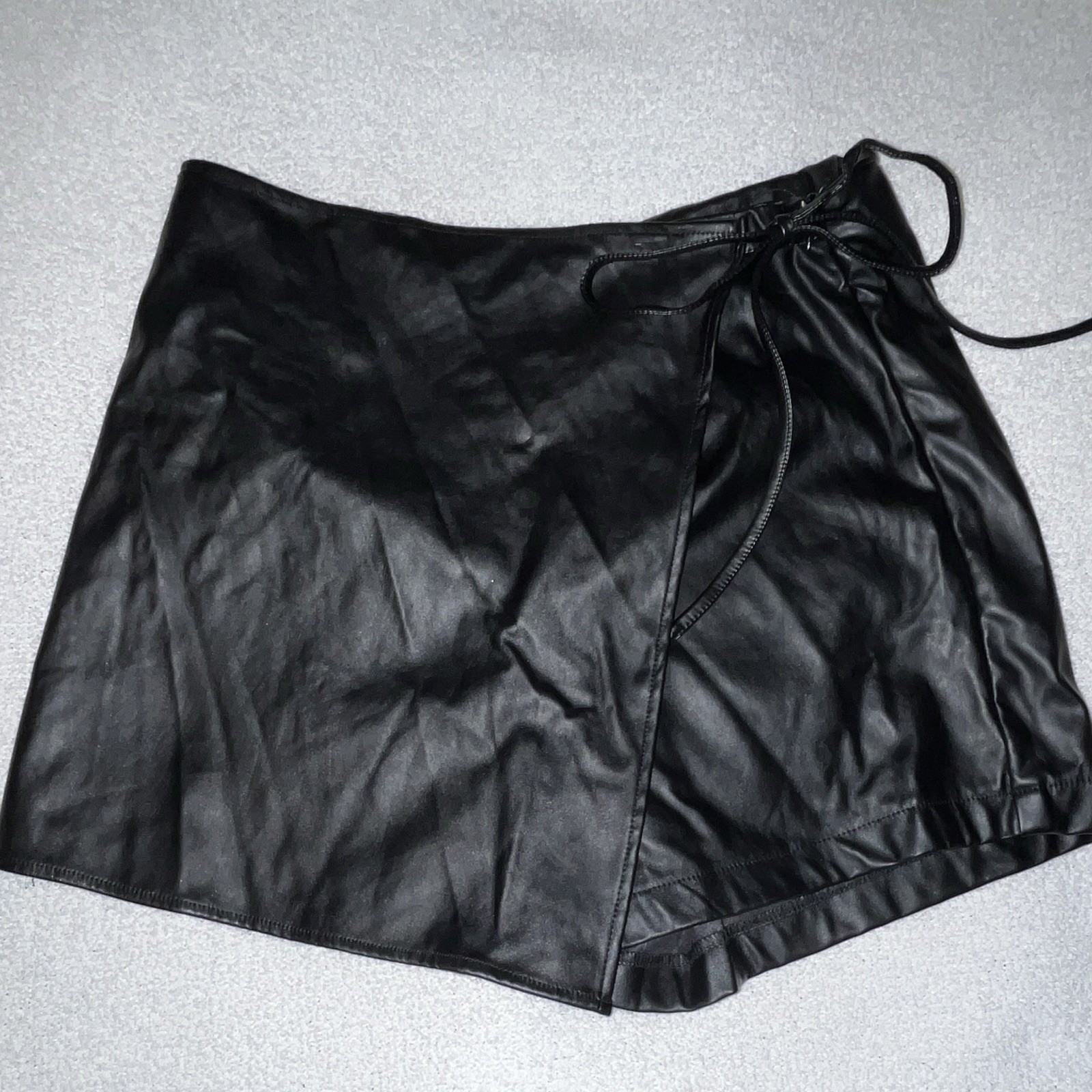 Strut & Bolt Women’s Black Faux Leather Wrap Tie High Rise Lined Shorts L