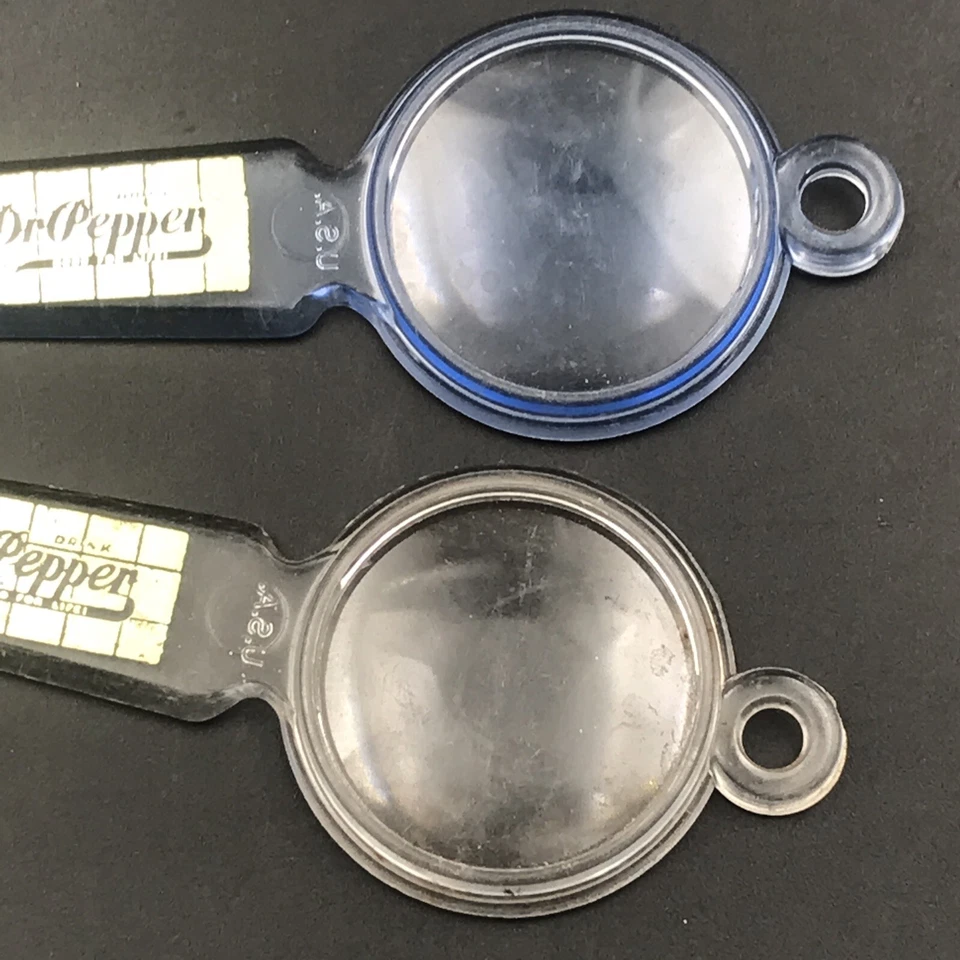 2 - Abridor de letras de plástico azul y transparente Dr Pepper con logotipo de lupa de finales de los años 40 Foto 3 de 4