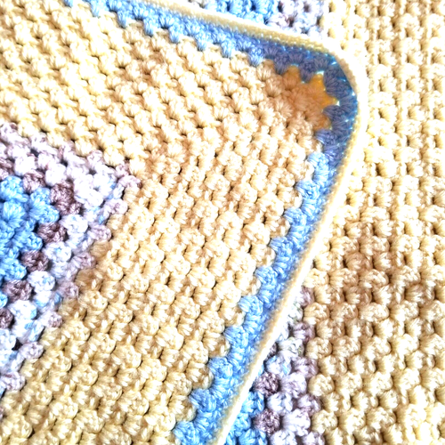 Coperta neonato vintage fatta a mano all'uncinetto giallo blu maglia lancio 32x32 morbida - Foto 5 di 5