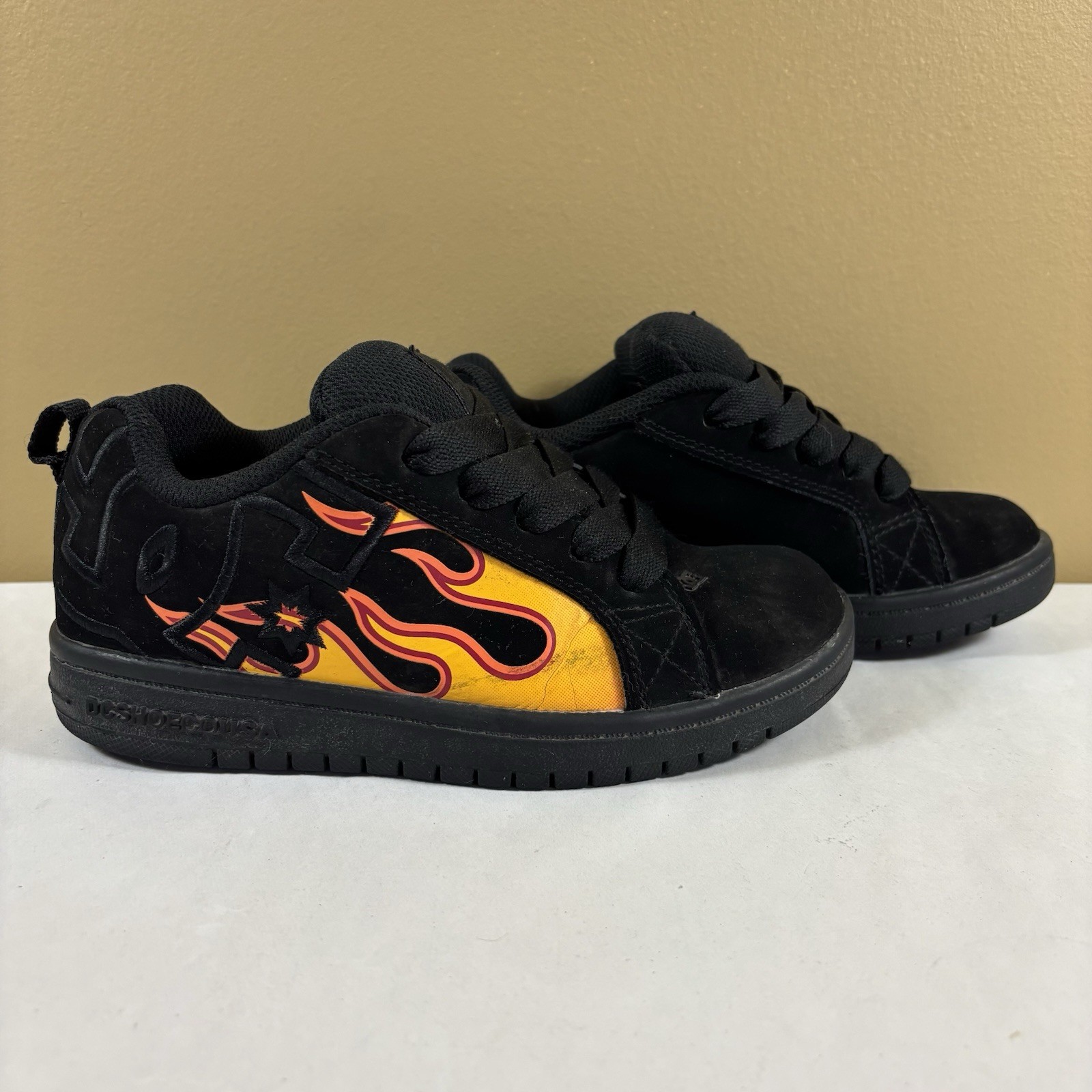 DC Court Graffik Youth Shoes Size 2.5 Black Flames - EUC image 3