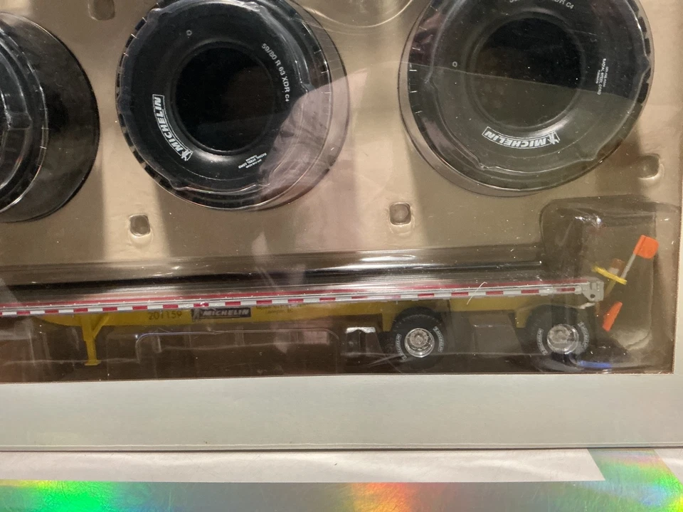 1/43 ELIGOR FREIGHTLINER MICHELIN EARTMOVER TIRE TRANSPORT TRAILER RARE BOX TEAR - Image 4 of 4