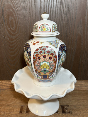 Vintage IMARI Japan 7.5  Porcelain Ginger Jar W Gold Gilt Lid Top & Trim