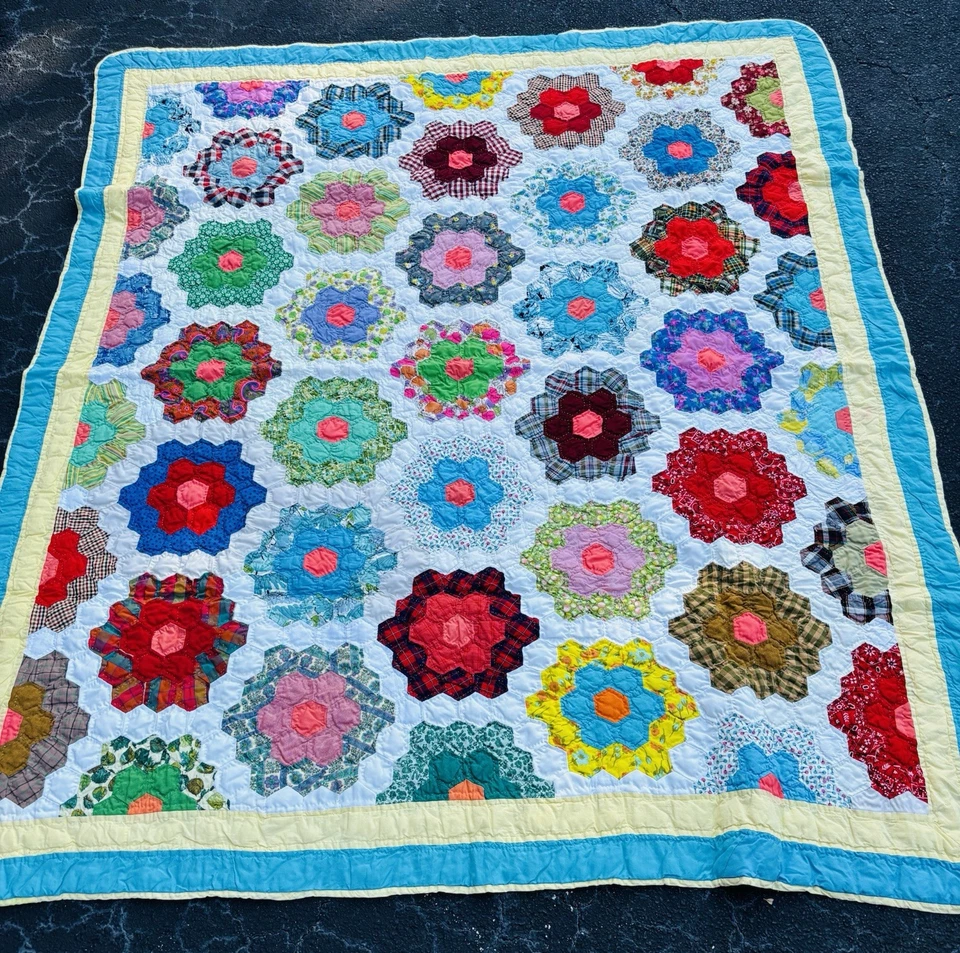  Grandmothers Flower Garden Quilt /Machine Zig Zag Stitch - Image 2 of 4