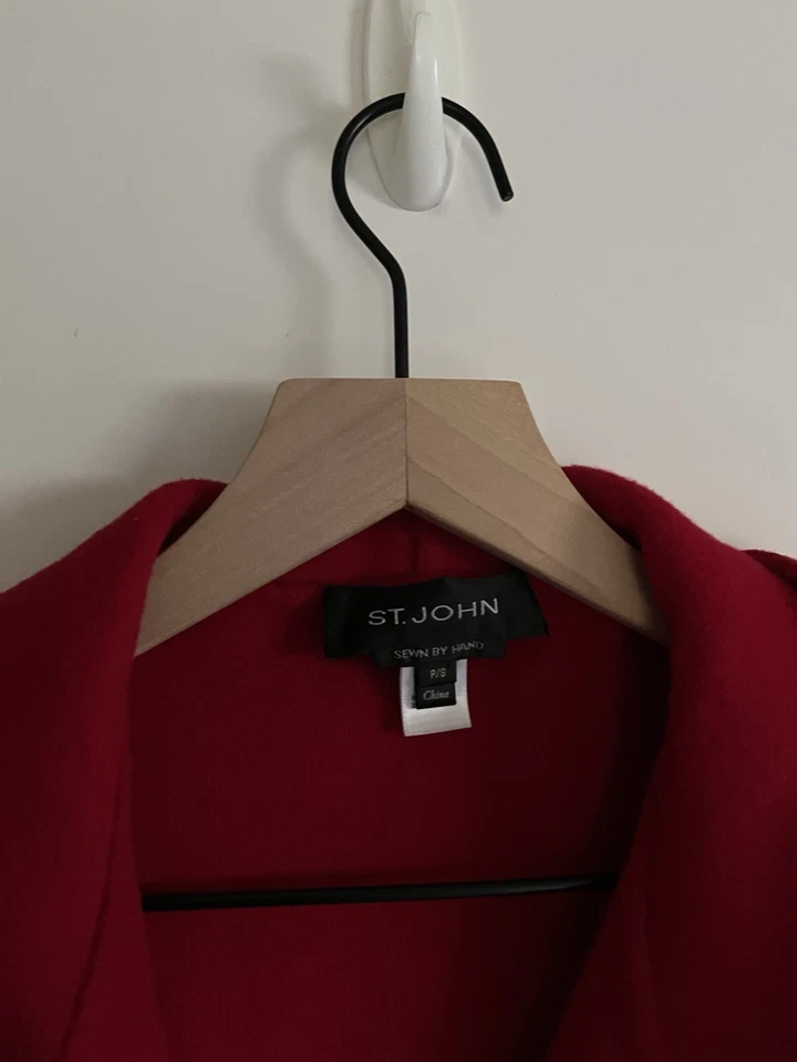 Poncho para mujer St. John rojo lana angora cachemir con capucha cosido a mano Foto 2 de 4