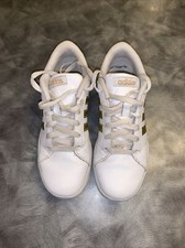 ADIDAS GIRLS GRAND COURT ATHLETIC SHOES WHITE W/THREE GOLD STRIPES - SIZE 4