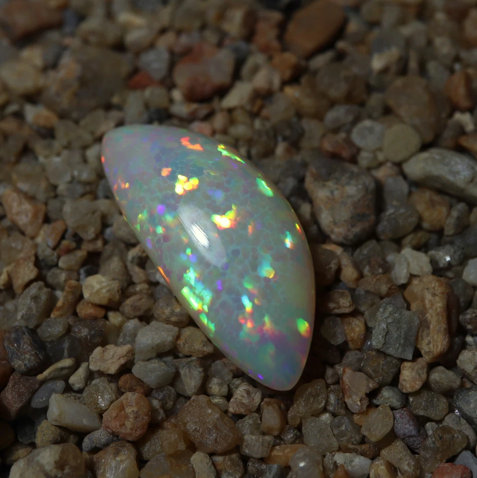 Натуральный многогранный сотовый эфиопский опал кабошон 12,4 карата 29,8x12,9 мм AAA - Изображение 2 из 4