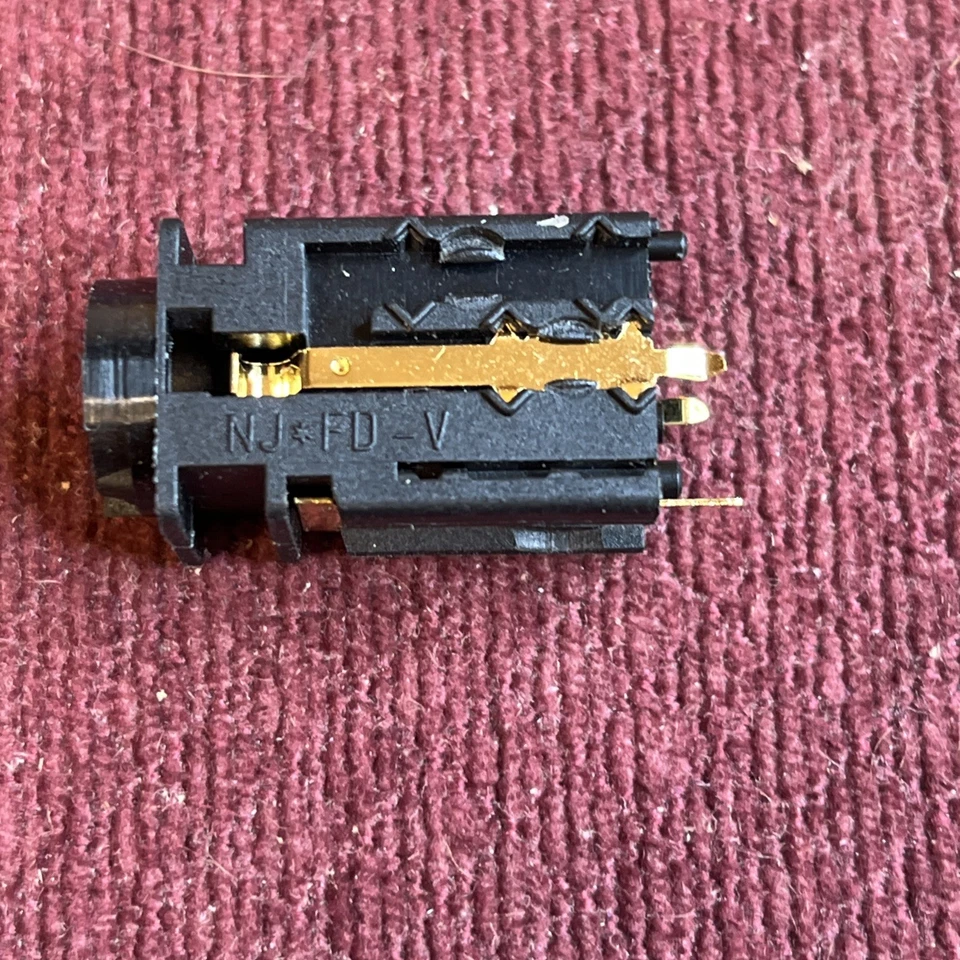 10 BRAND NEW Neutrik - NJ FD-V - 1/4 Stereo Switched Jack PC Verticle with Cap - Image 3 of 4