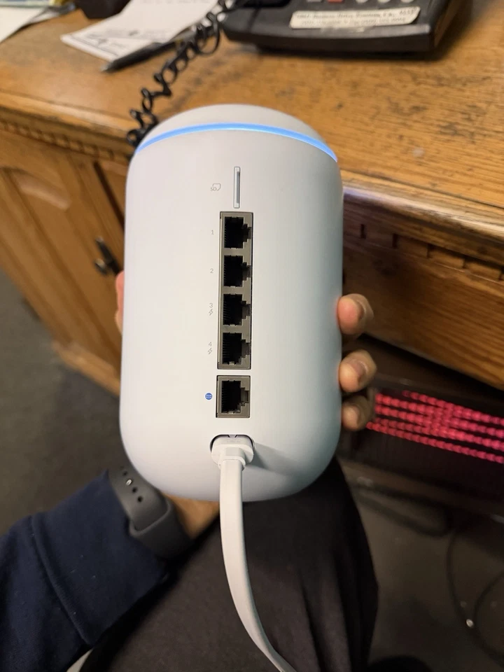 Ubiquiti UniFi UDR-US 600Mbps 4 Ports 100Mbps Dream Router WiFi-6 - Image 2 of 4