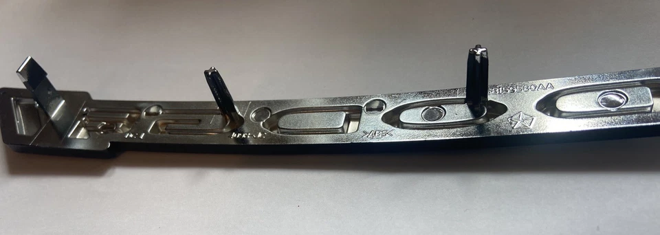 12-20 DODGE JOURNEY PARRILLA EMBLEMA PLACA DE IDENTIFICACIÓN CON RAYAS MOPAR 68159580AA Foto 4 de 4