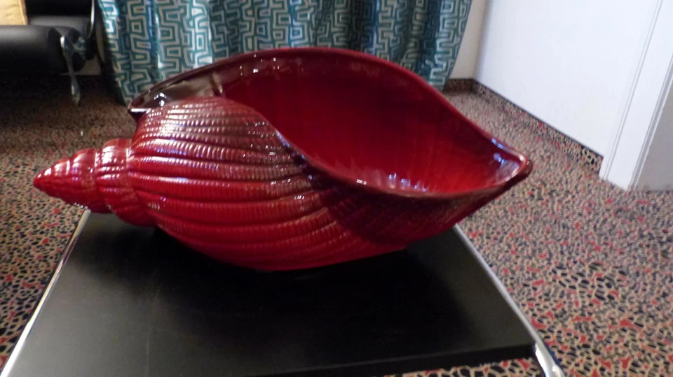 Grandiose Muschel, „Marina“ als Keramik Blumenübertopf, in intensiver roter Glas - Bild 2 von 4