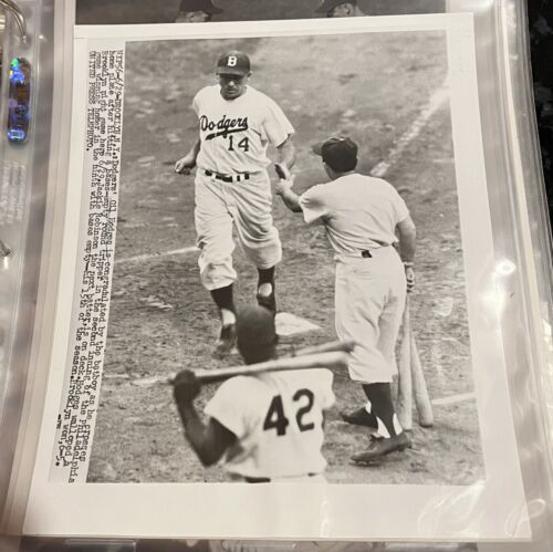 1956 Gil Hodges Hits Home Run Originalfoto mit Jackie Robinson - Bild 1 von 2