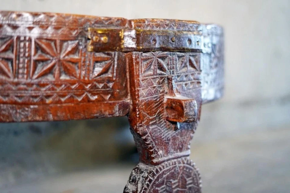 Antigua mesa de centro india de teca Chakki siglo XIX Foto 3 de 4