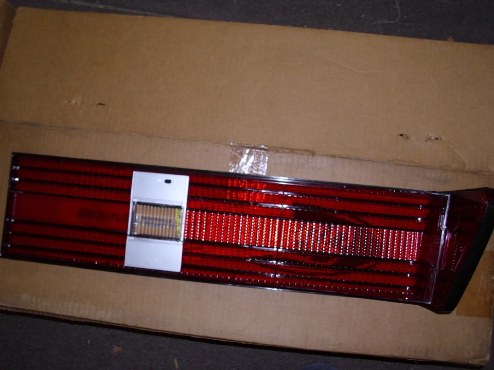 Nuevo de Lote Antiguo 1981 1982 1983 1984 1985 Mercury Lynx Luz Trasera Lente Derecha Foto 2 de 3