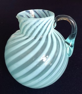 Jugendstil Sahnekännchen blaues Opalinglas mit Vaselineglas Fäden mundgeblasen