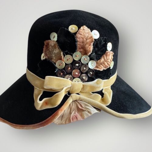 Vintage Louise grüner Hut Knopf verziert schwarz Velours Filz breite Krempe Cloche